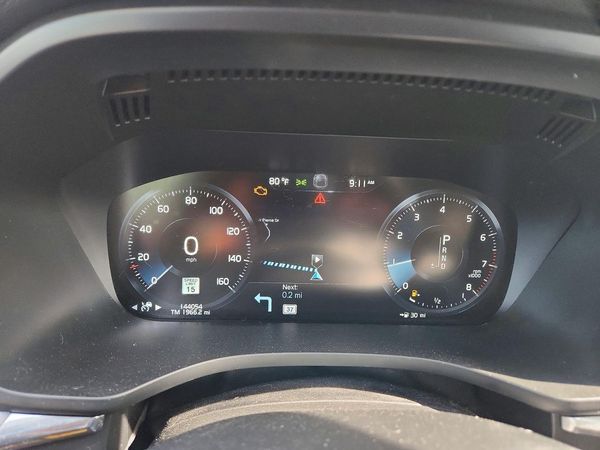 2020 VOLVO XC60 Momentum