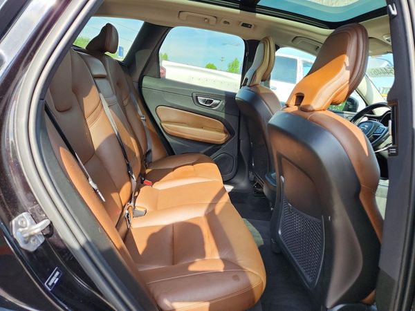 2020 VOLVO XC60 Momentum
