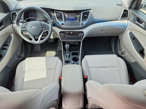 2017 HYUNDAI TUCSON SE (no options)