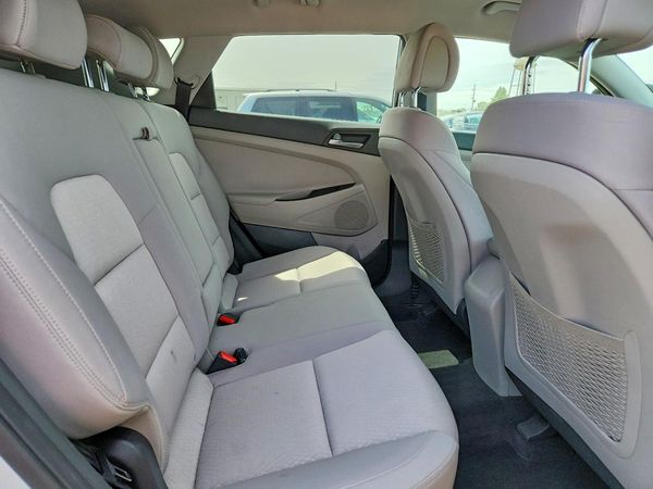 2017 HYUNDAI TUCSON SE (no options)