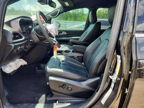 2025 CHRYSLER VOYAGER LX