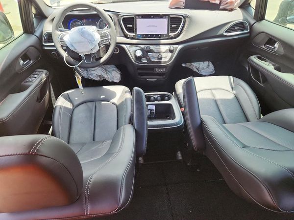 2025 CHRYSLER VOYAGER LX