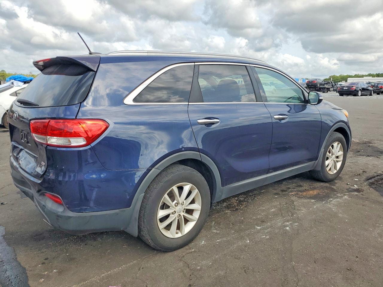 2016 KIA SORENTO L / LX