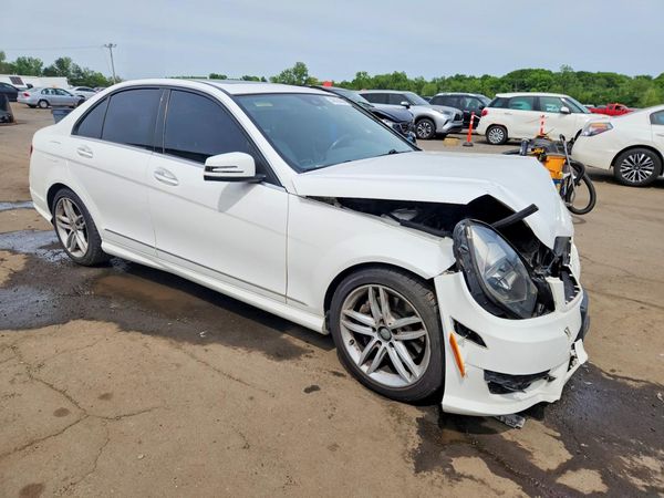2013 MERCEDES-BENZ C-CLASS C300 — Passenger 3/4