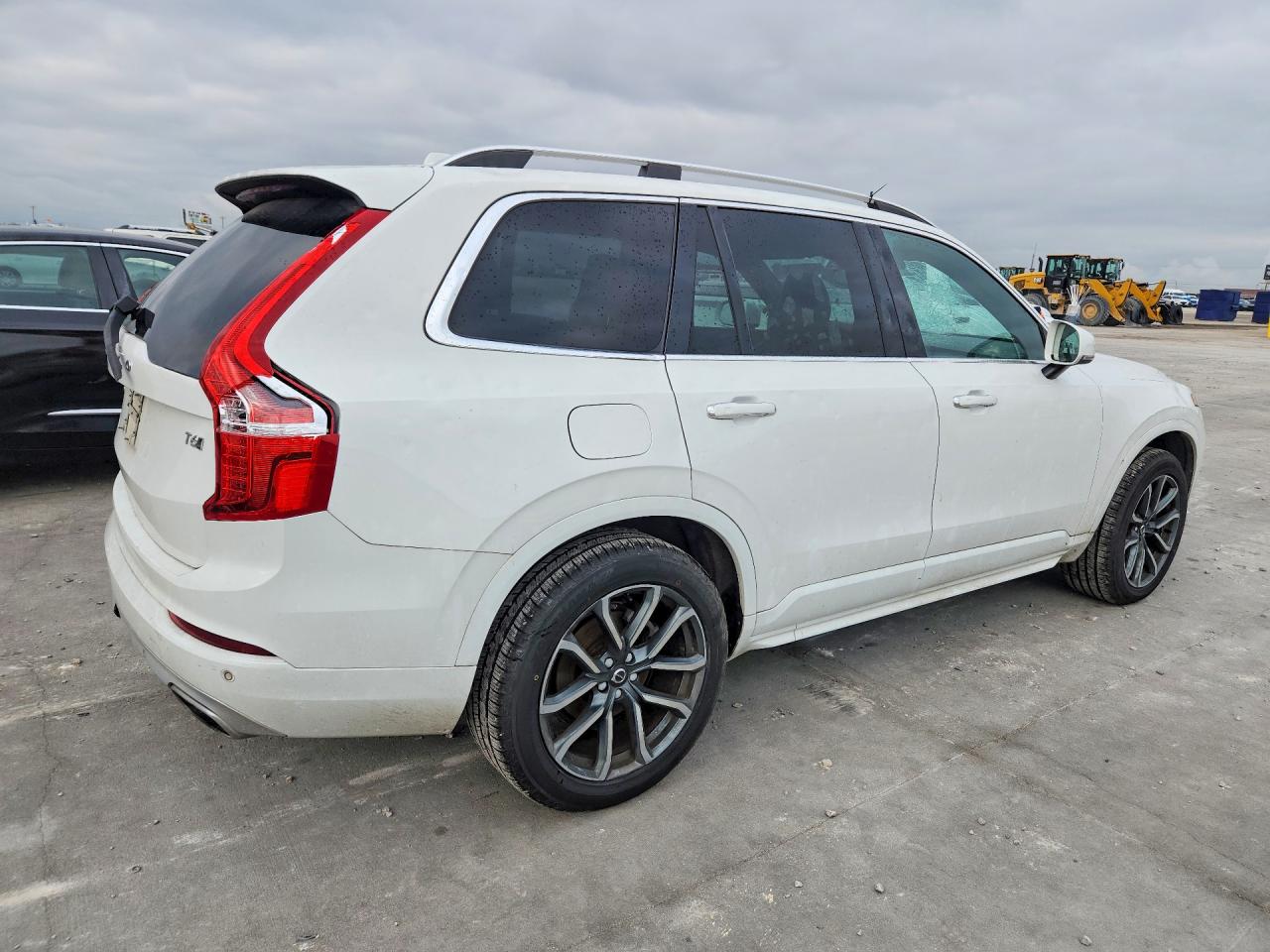 2018 VOLVO XC90 Momentum