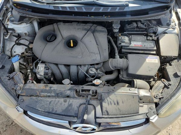 2012 HYUNDAI ELANTRA GLS(Middle grade) — Engine bay