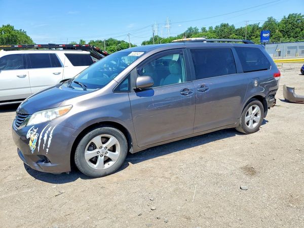 2012 TOYOTA SIENNA