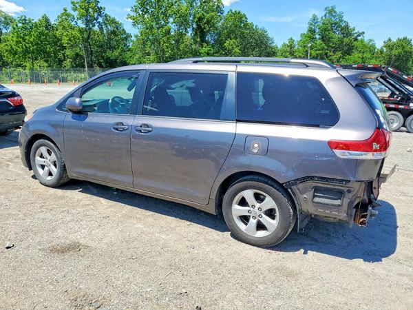 2012 TOYOTA SIENNA