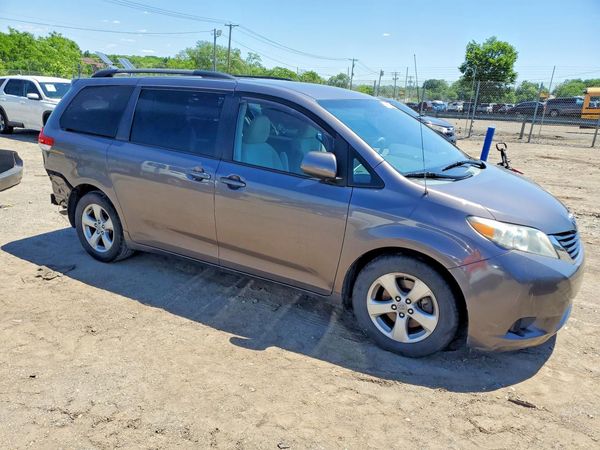 2012 TOYOTA SIENNA