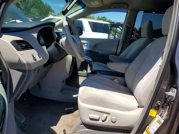 2012 TOYOTA SIENNA