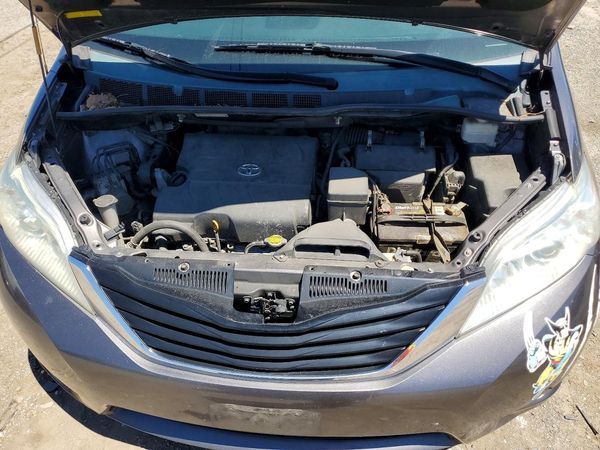 2012 TOYOTA SIENNA