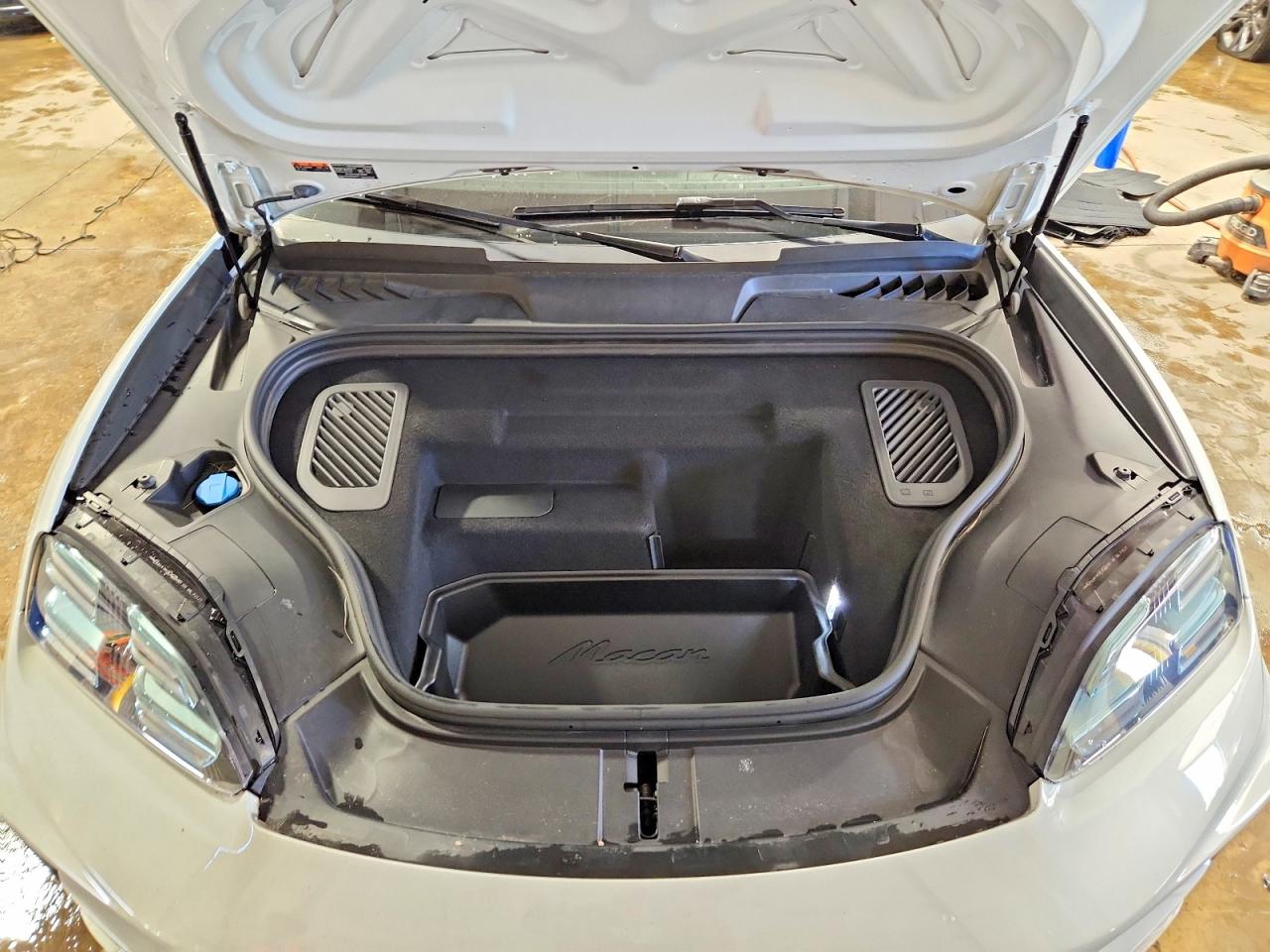 2024 PORSCHE MACAN