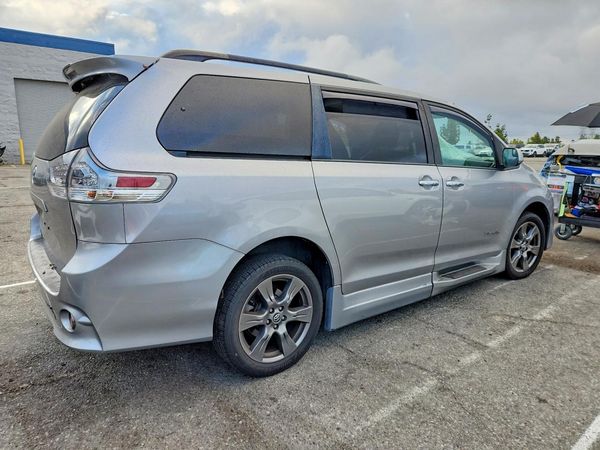 2018 TOYOTA SIENNA SE/SE Premium
