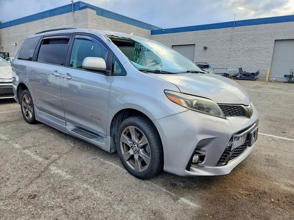 2018 TOYOTA SIENNA SE/SE Premium