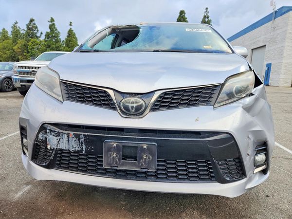 2018 TOYOTA SIENNA SE/SE Premium