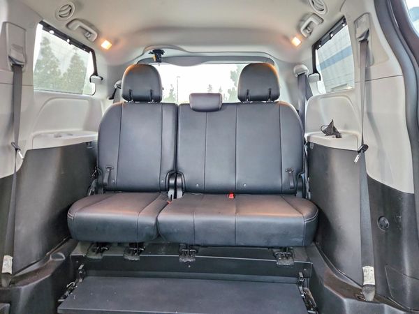 2018 TOYOTA SIENNA SE/SE Premium