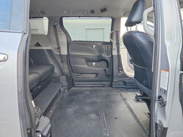 2018 TOYOTA SIENNA SE/SE Premium