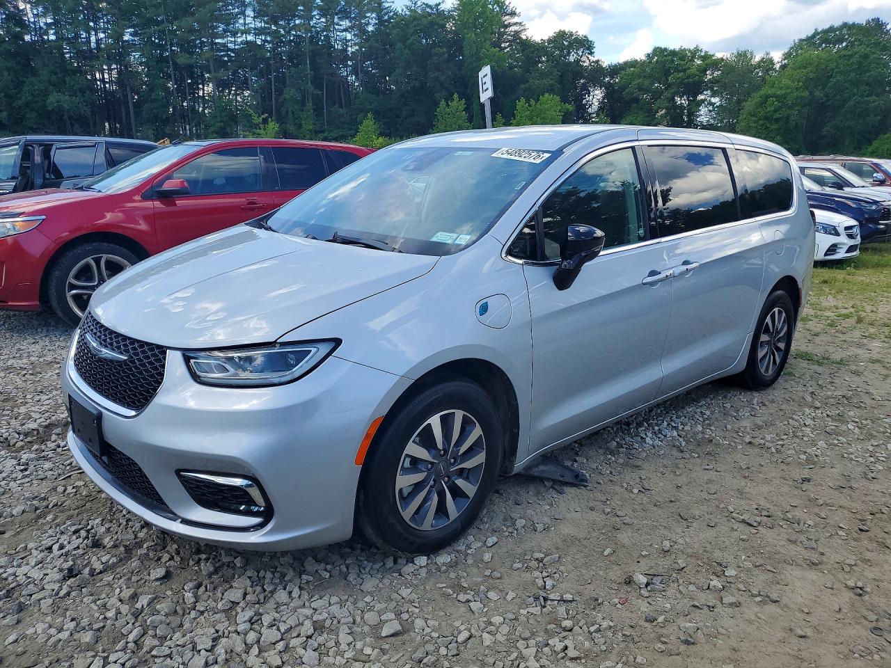 2024 CHRYSLER PACIFICA Select — Front 3/4