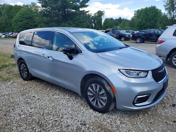 2024 CHRYSLER PACIFICA Select — Passenger 3/4