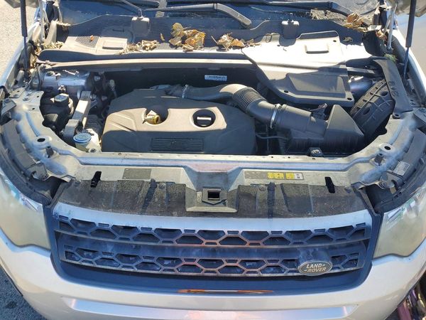 2015 LAND ROVER DISCOVERY HSE LUX — Engine bay
