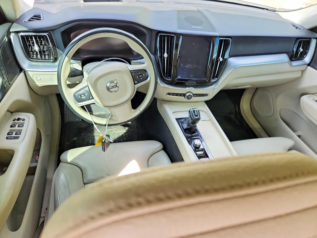 2019 VOLVO XC60 Momentum