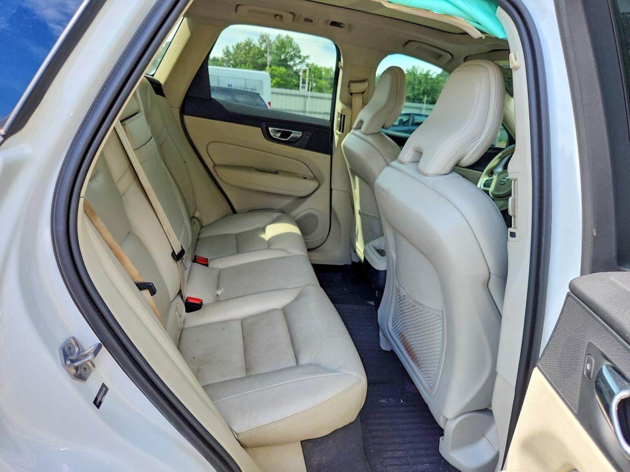 2019 VOLVO XC60 Momentum