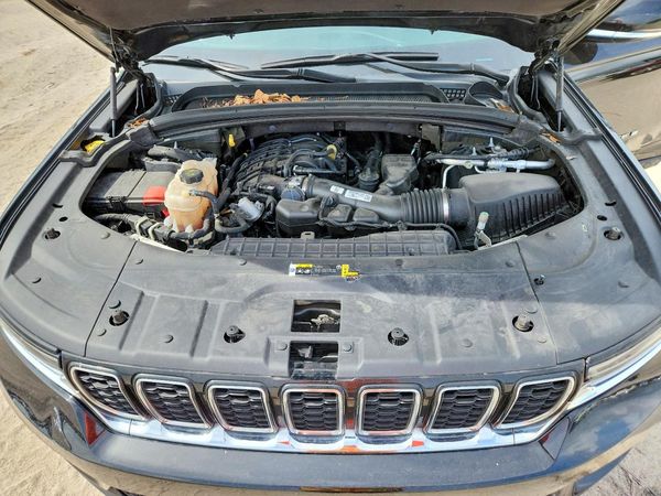 2023 JEEP CHEROKEE Limited — Engine bay
