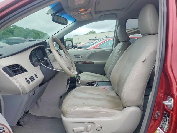 2014 TOYOTA SIENNA