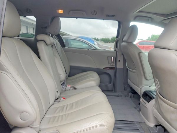 2014 TOYOTA SIENNA