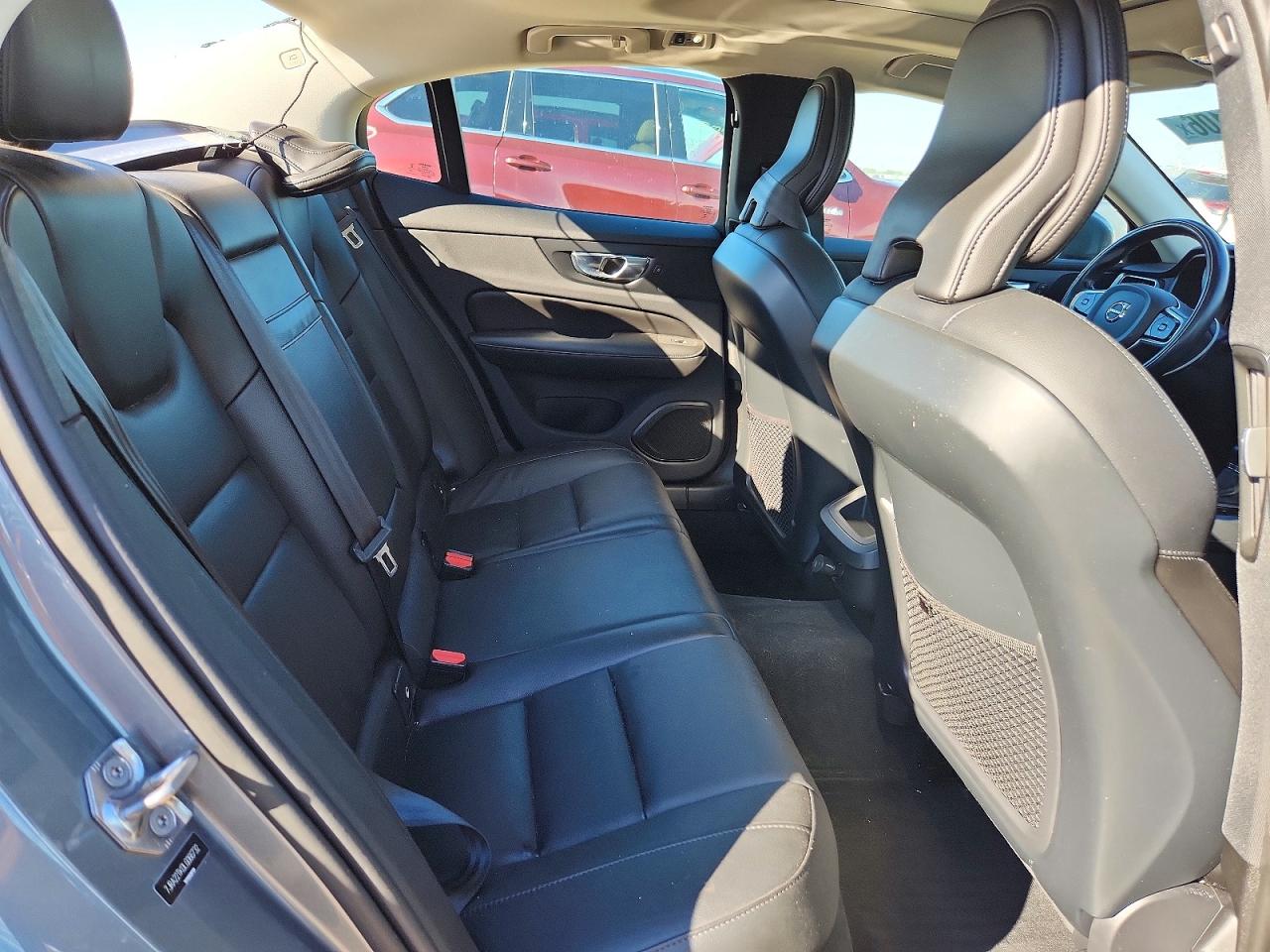 2020 VOLVO S60 Momentum