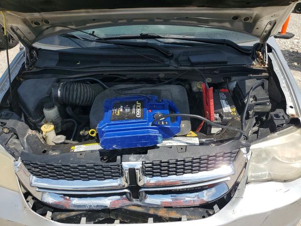 2012 DODGE CARAVAN SXT — Engine bay