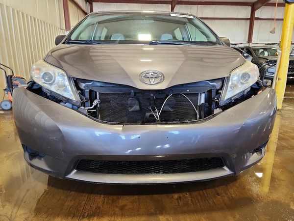 2017 TOYOTA SIENNA L