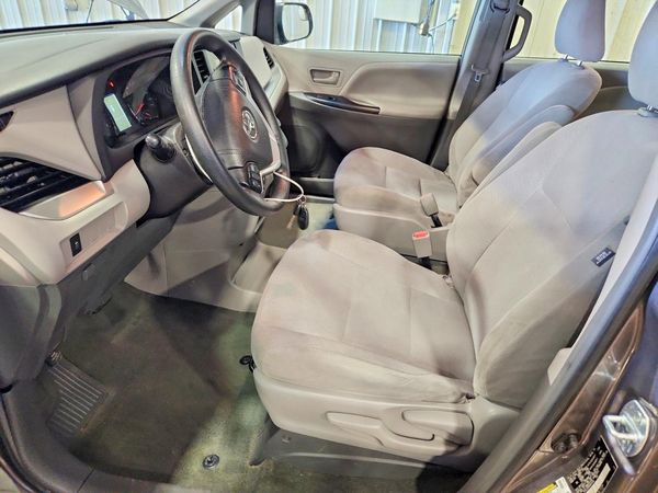 2017 TOYOTA SIENNA L