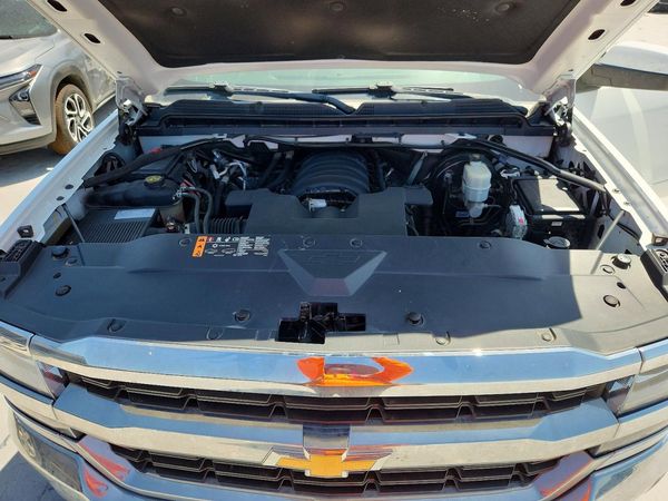 2019 CHEVROLET SILVERADO LT — Engine bay