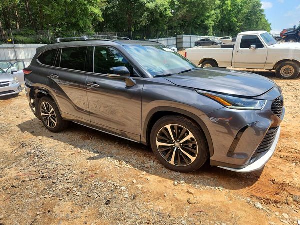 2022 TOYOTA HIGHLANDER XSE