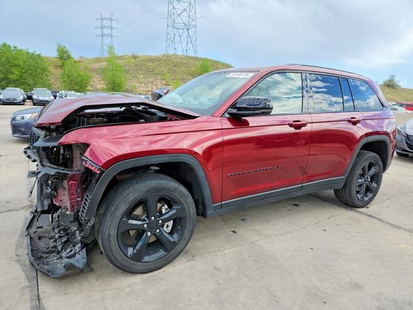 2023 JEEP CHEROKEE Laredo, Altitude — Front 3/4