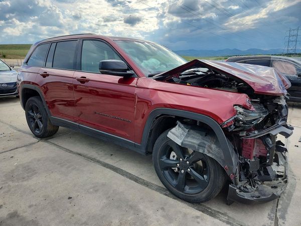 2023 JEEP CHEROKEE Laredo, Altitude — Passenger 3/4