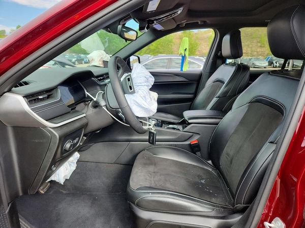 2023 JEEP CHEROKEE Laredo, Altitude — DENT