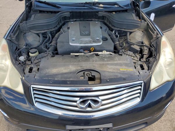 2012 INFINITI EX35 — Engine bay