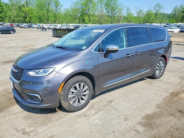2023 CHRYSLER PACIFICA Limited — Front 3/4