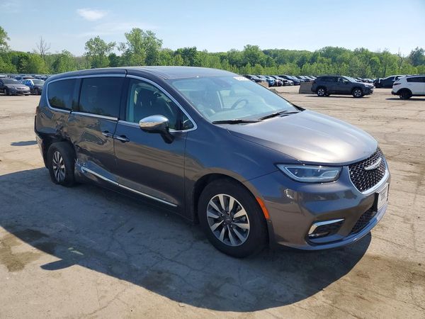 2023 CHRYSLER PACIFICA Limited — Passenger 3/4