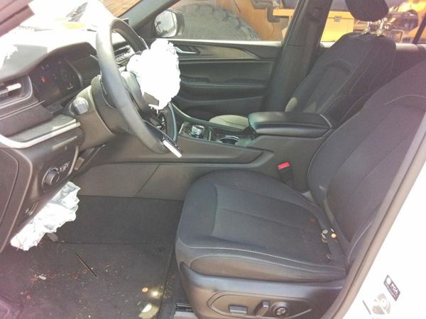 2024 JEEP GRAND CHEROKEE LAREDO 4X4