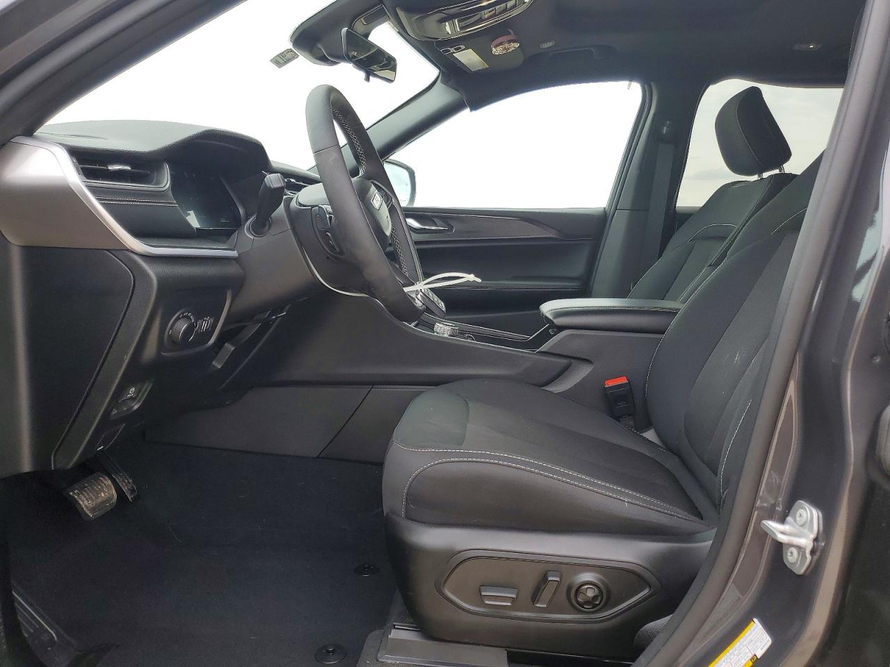 2025 JEEP GRAND CHEROKEE Laredo, Altitude