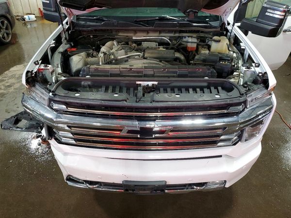 2021 CHEVROLET SILVERADO High Country — Engine bay