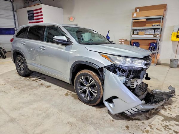 2018 TOYOTA HIGHLANDER LE