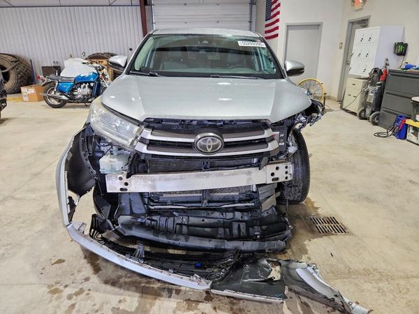 2018 TOYOTA HIGHLANDER LE