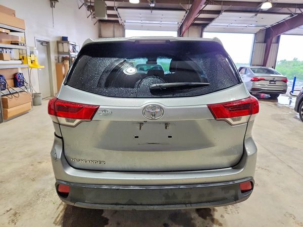 2018 TOYOTA HIGHLANDER LE