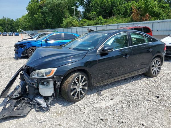 2015 VOLVO S60 Platinum (non R design) — Front 3/4