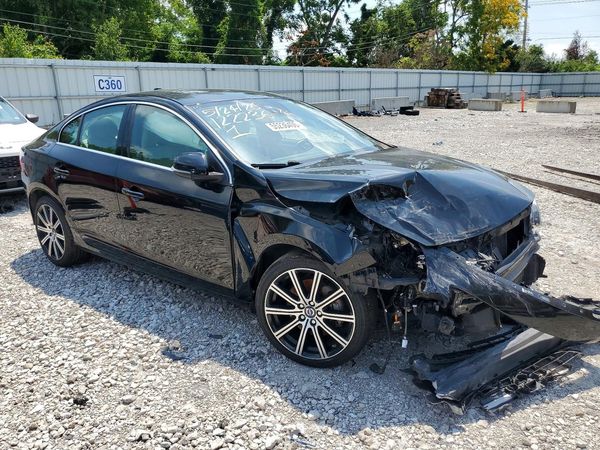 2015 VOLVO S60 Platinum (non R design) — Passenger 3/4