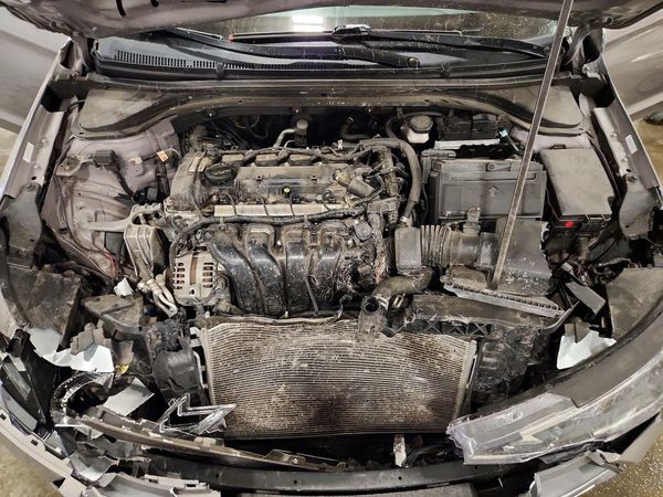 2020 HYUNDAI ELANTRA SE — Engine bay